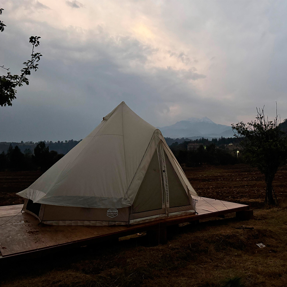 Tienda glamping iluminada