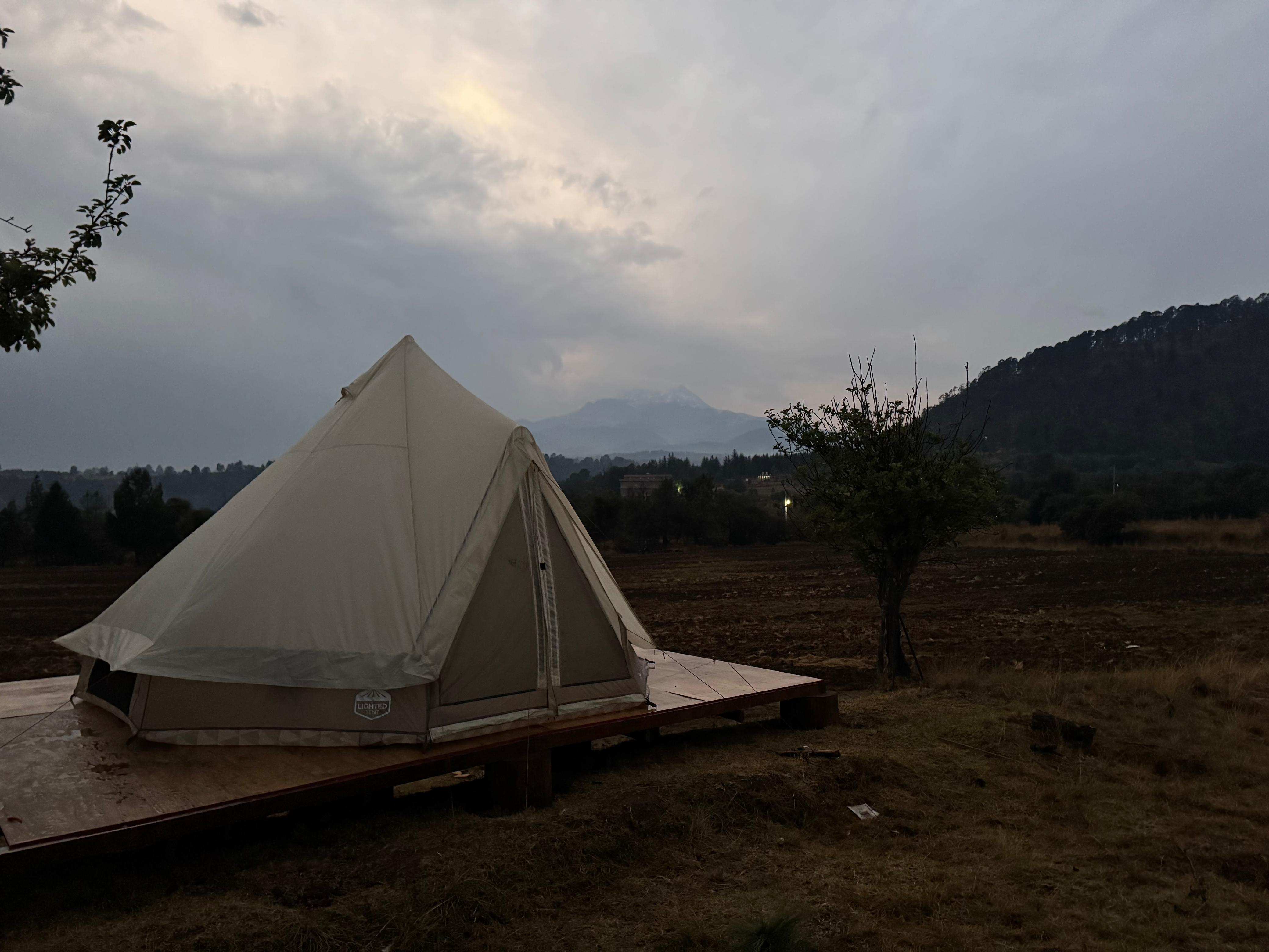 Zona de campamento con visitantes